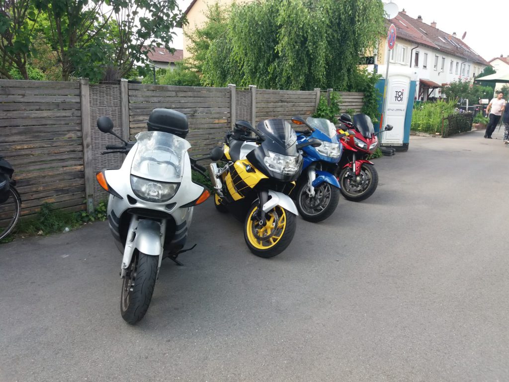 ein paar Mopeds